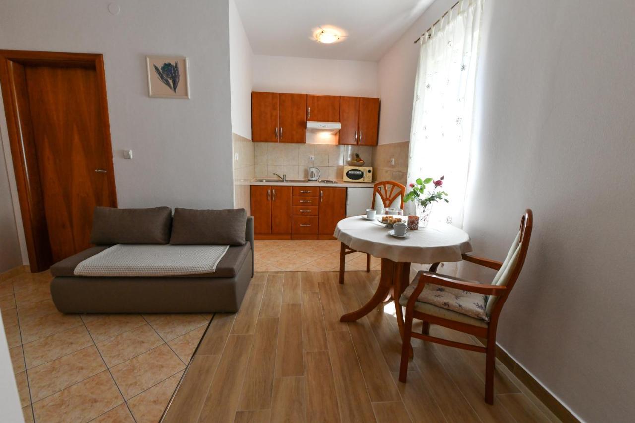Apartments Vila Miranda Vodice Exterior photo